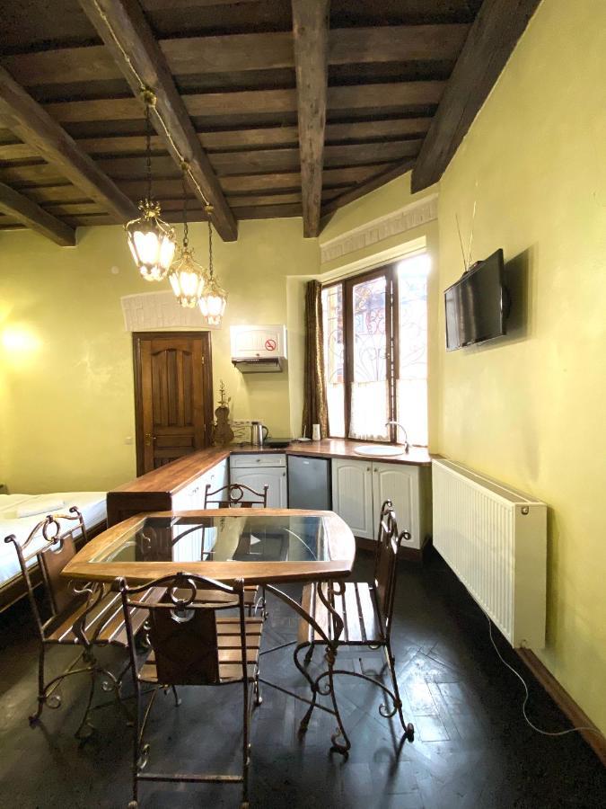 Квартира Подобово На Площі Ринок 39 Сам Центр Львова Exterior photo